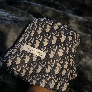 Dior bucket hat like new